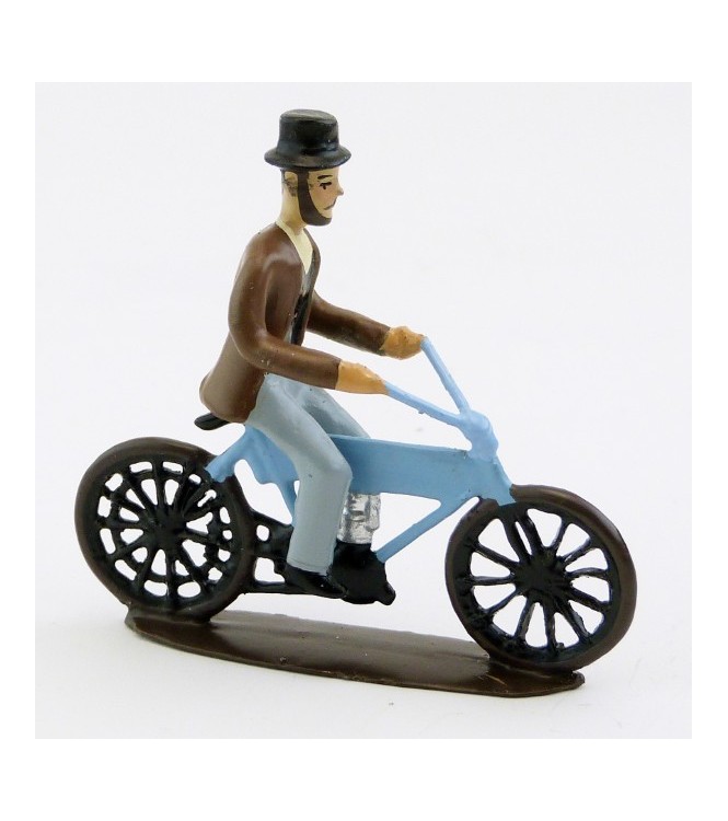 Homme civil à motocyclette