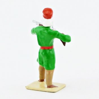 goumier en feu, fusil en joue, tenue vert clair