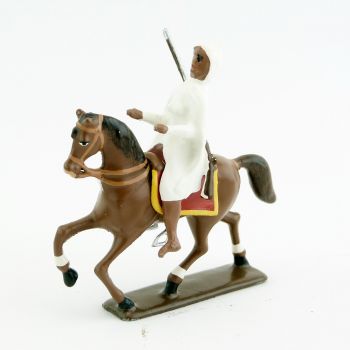 Goumier à cheval en blanc avec capuche
