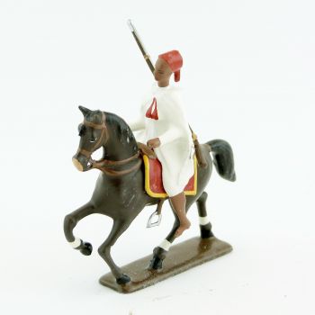 Goumier à cheval cape blanche et chéchia rouge