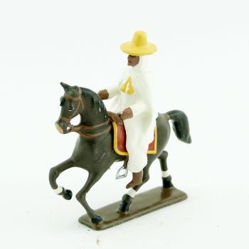 Goumier à cheval en blanc, mains vides