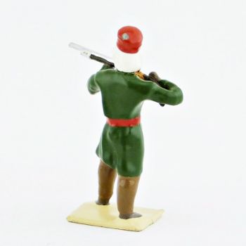 goumier en feu, fusil en joue, tenue vert foncé