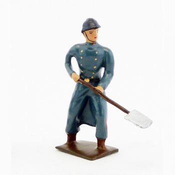 Sapeur du g&eacute;nie (sapeur t&eacute;l&eacute;graphiste), capote B.H., avec pelle dans le sol