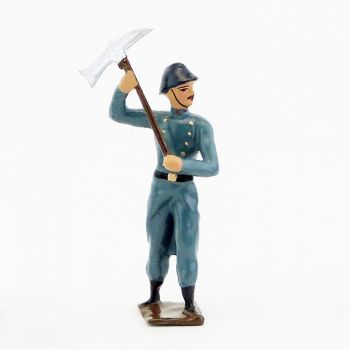 Sapeur du g&eacute;nie (sapeur t&eacute;l&eacute;graphiste), capote B.H., avec pioche