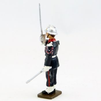 Elève au présenter sabre de l'ENSOSP (École nationale supérieure des officiers d