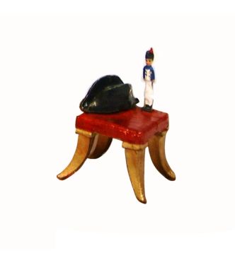 tabouret avec bicorne de Napoléon et jouet
