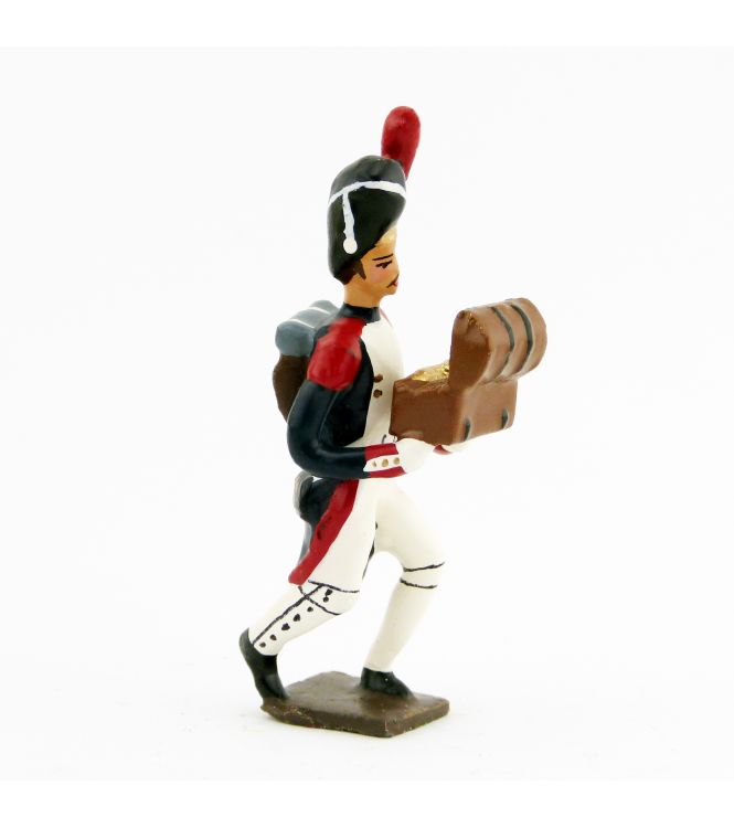 grenadier portant un coffre