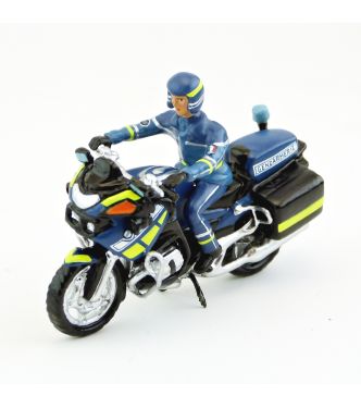 motard de gendarmerie en parka sur moto BMWR1200RT