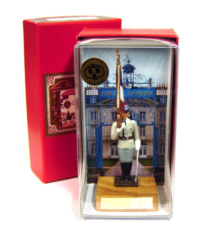 porte-étendard de l'EAABC (EMS, Saumur) au présenter sabre en coffret de présent
