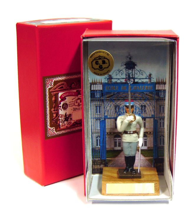 élève de l'EAABC (EMS, Saumur) au présenter sabre en coffret de présentation
