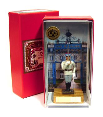 élève de l'EAABC (EMS, Saumur) au présenter sabre en coffret de présentation