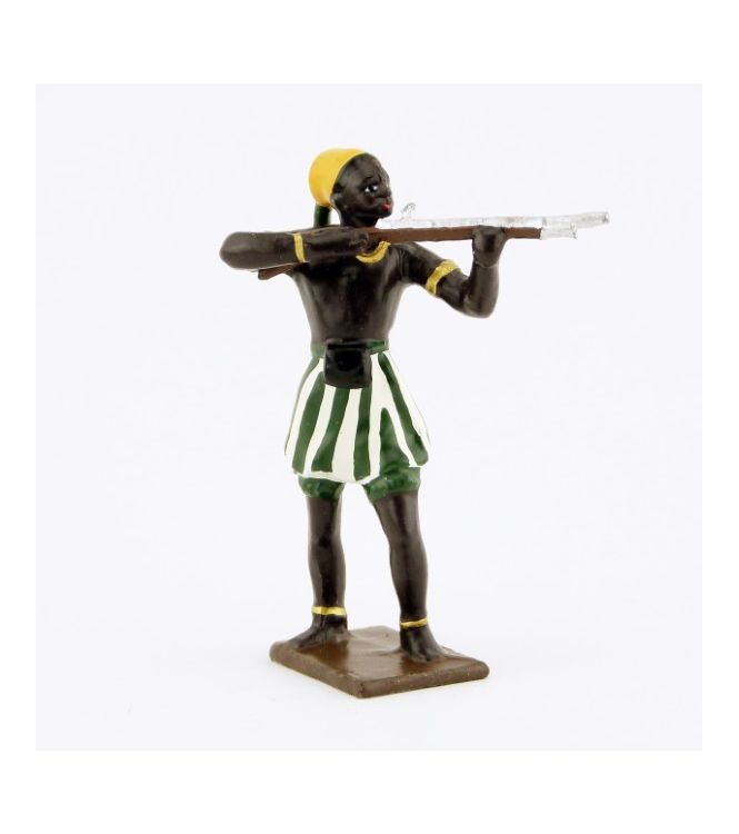 guerrier africain, fusil en joue, pagne blanc et vert