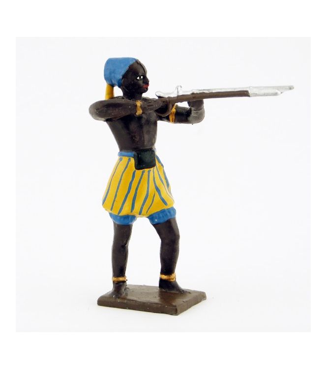 guerrier africain, fusil en joue, pagne jaune et bleu