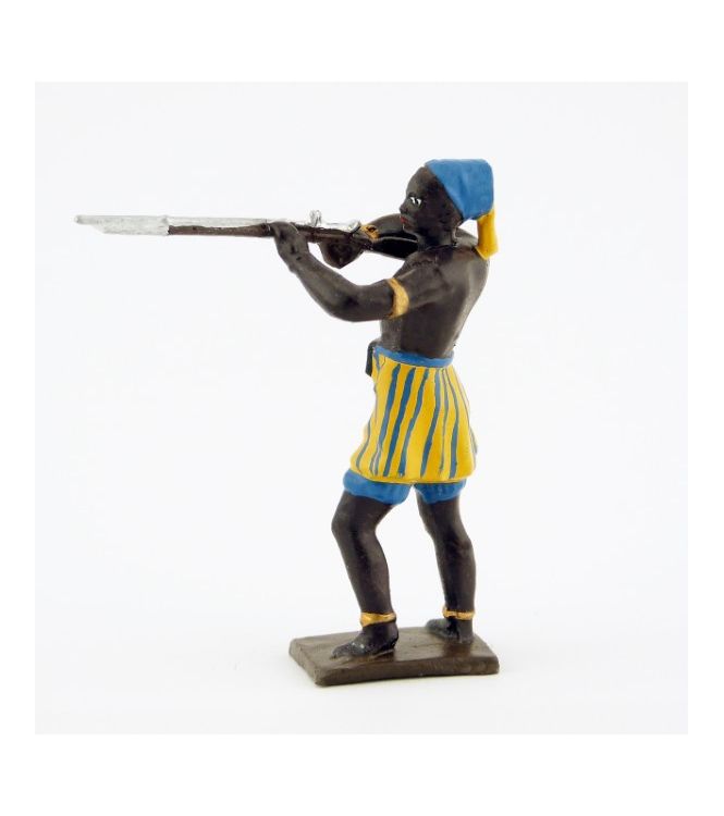 guerrier africain, fusil en joue, pagne jaune et bleu