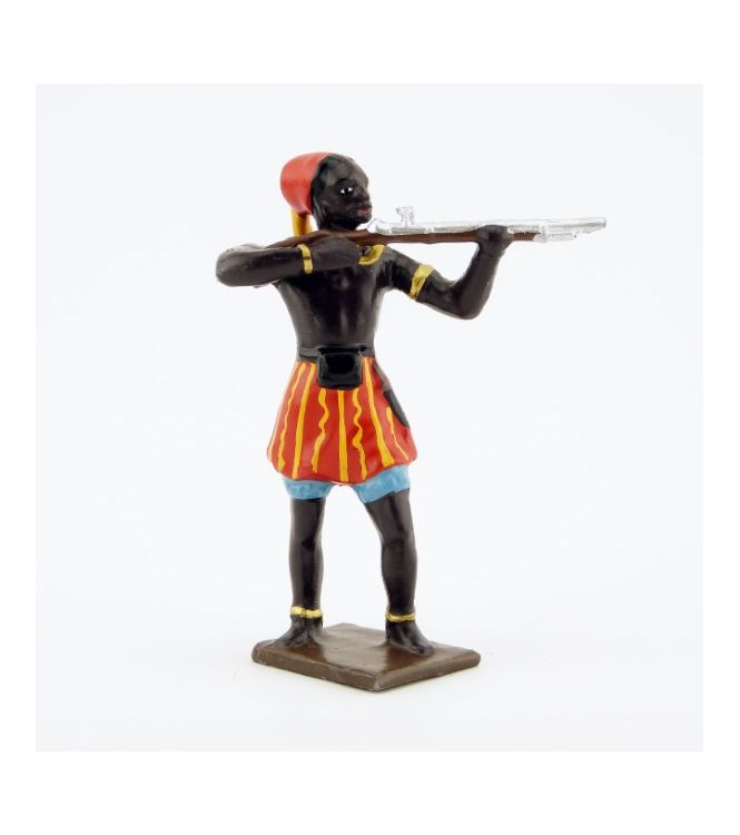 guerrier africain, fusil en joue, pagne rouge, jaune et bleu