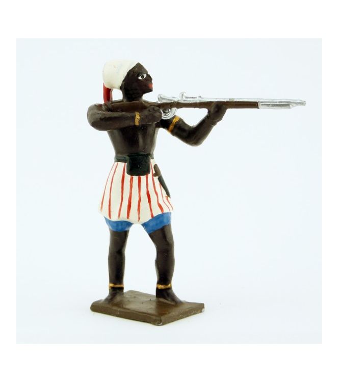 guerrier africain, fusil en joue, pagne blanc, rouge et bleu