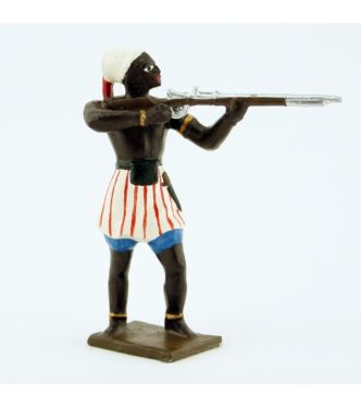 guerrier africain, fusil en joue, pagne blanc, rouge et bleu