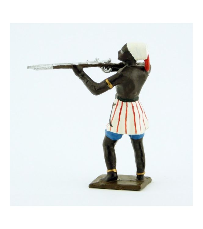 guerrier africain, fusil en joue, pagne blanc, rouge et bleu
