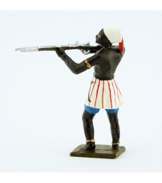 guerrier africain, fusil en joue, pagne blanc, rouge et bleu