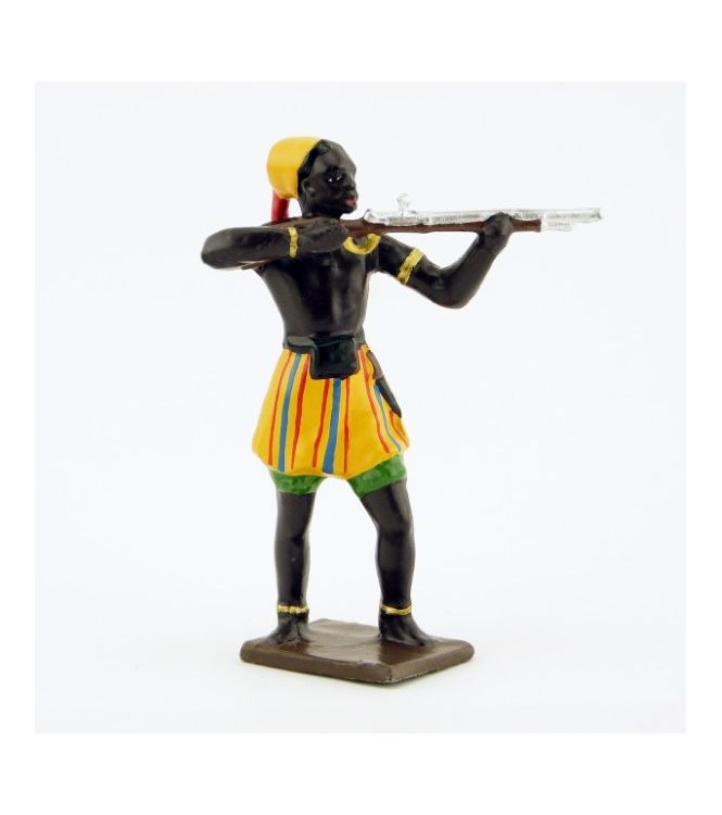 guerrier africain, fusil en joue, pagne jaune, rouge et bleu