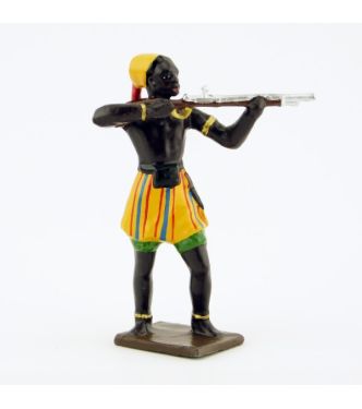 guerrier africain, fusil en joue, pagne jaune, rouge et bleu