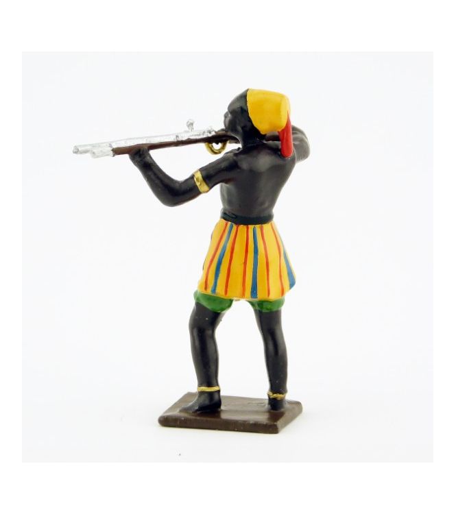 guerrier africain, fusil en joue, pagne jaune, rouge et bleu