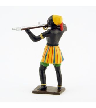 guerrier africain, fusil en joue, pagne jaune, rouge et bleu