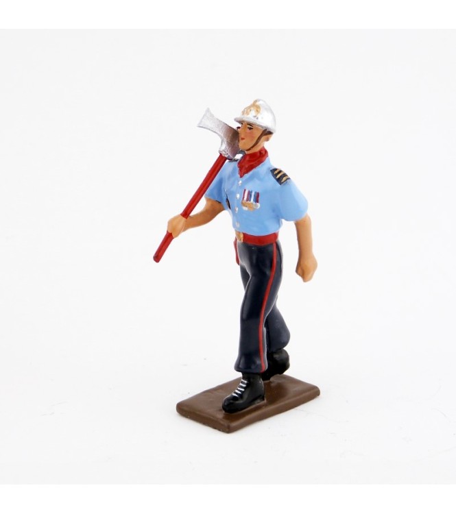 pompier avec hache des Sapeurs-Pompiers de Paris