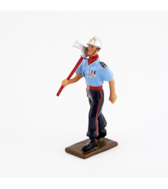 pompier avec hache des Sapeurs-Pompiers de Paris