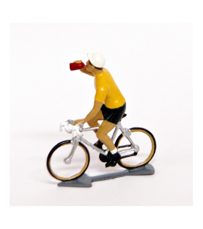 Maillot jaune buvant à la gourde