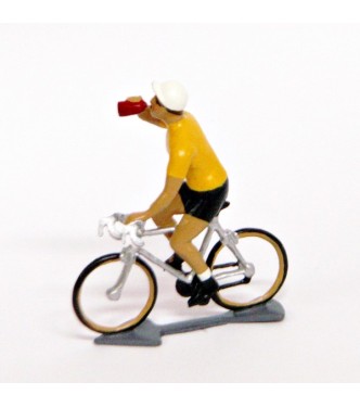 Maillot jaune buvant à la gourde