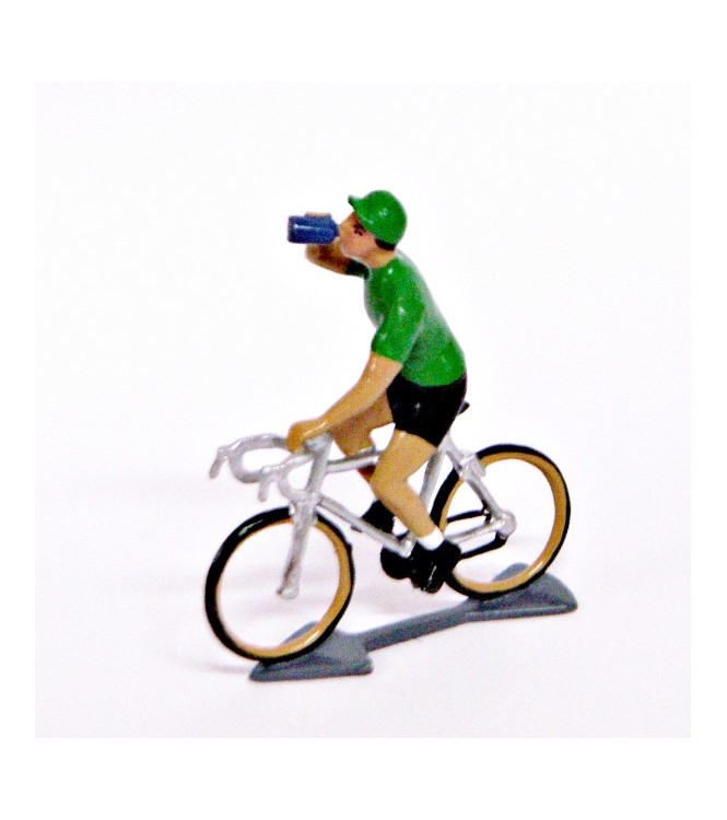 Maillot vert buvant à la gourde