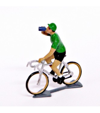 Maillot vert buvant à la gourde