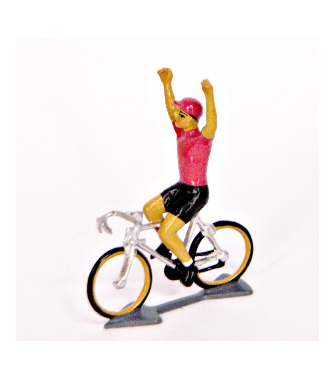 Maillot rose, bras en l'air