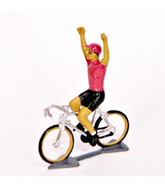 Maillot rose, bras en l'air