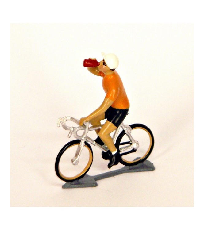 Maillot orange buvant à la gourde