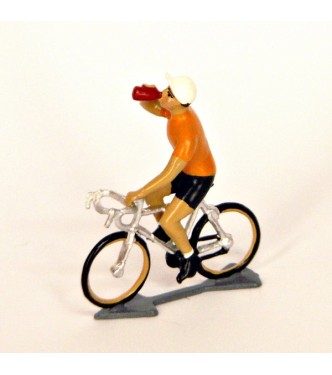 Maillot orange buvant à la gourde