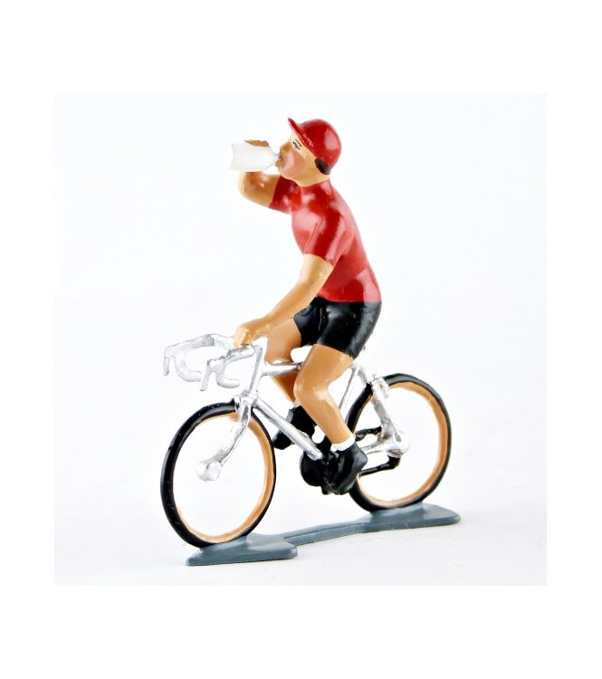 Maillot rouge buvant à la gourde