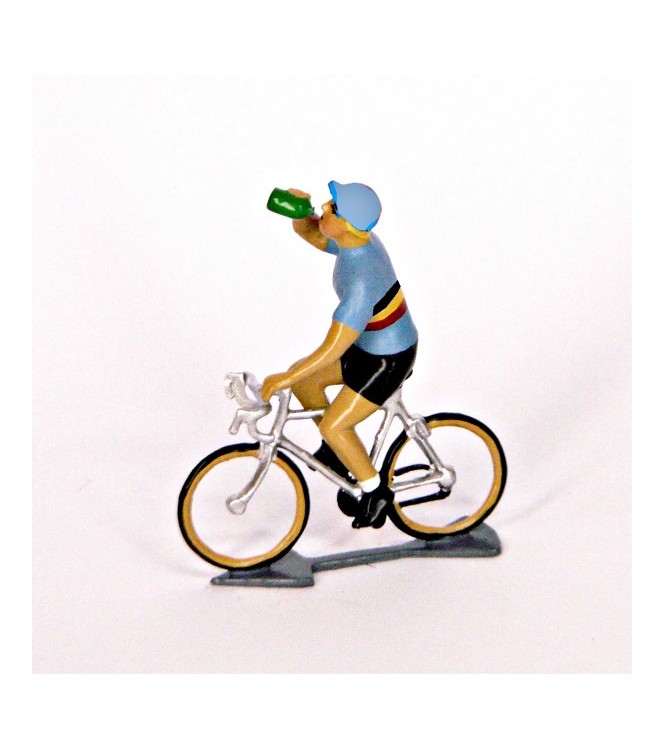 Maillot Belge buvant à la gourde