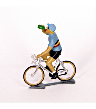 Maillot Belge buvant à la gourde