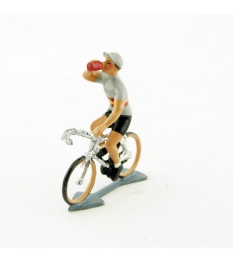 Maillot Espagnol buvant à la gourde