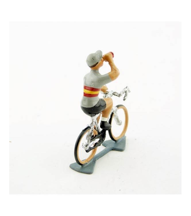 Maillot Espagnol buvant à la gourde