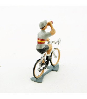 Maillot Espagnol buvant à la gourde