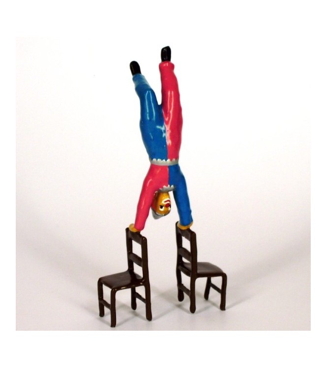 clown en équilibre sur chaises