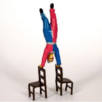 clown en équilibre sur chaises