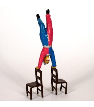 clown en équilibre sur chaises