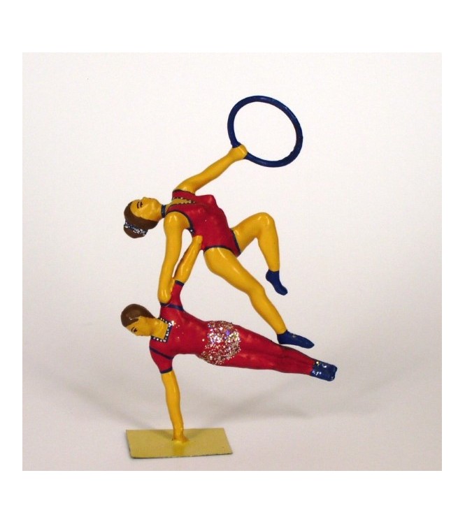 2 équilibristes (au sol) avec anneau