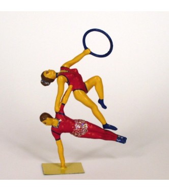 2 équilibristes (au sol) avec anneau