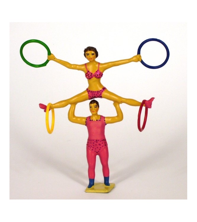 2 équilibristes (au sol) avec 4 anneaux