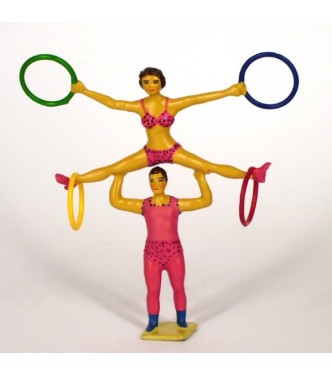 2 équilibristes (au sol) avec 4 anneaux